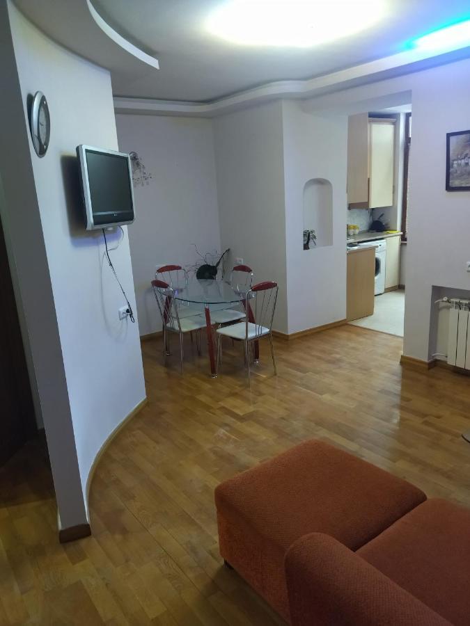 Abovyan 36 Apt & Tour 예레반 외부 사진